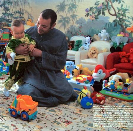 almalik   ma3a  ibnho  yal3ab ma3aoo